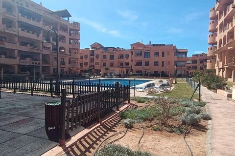 Goditi una fantastica vacanza in questo bellissimo appartamento dotato di tutti i comfort. Offre l'accesso a una piscina all'aperto in comune e c'è molto da fare nella regione. Situato in una zona privilegiata della Costa de Almería, nel comune di El...