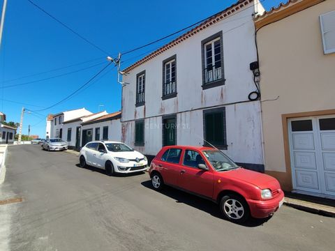 Located just in vila do Nordeste center. This property has a good disposition that allows the execution of 2 flats. Ideal to do a Hostel.