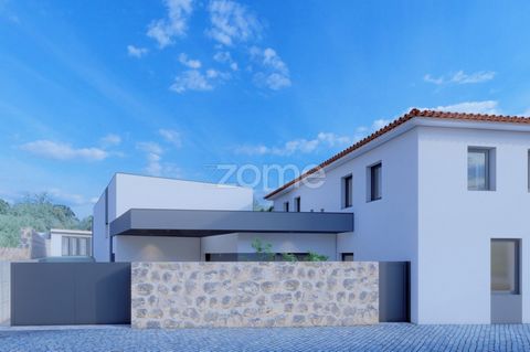 Property ID: ZMPT566095 House of Lamaçães Located in the parish of Gião, in Vila do Conde, it stands out as a unique residence in one of the cities with the best quality of life in the Greater Porto region. Set on a generous plot of 543 m², this char...