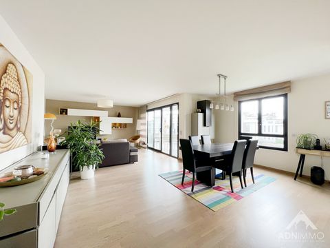 A VISITER RAPIDEMENT L'agence ADN Immo vous propose en exclusivité ce très joli appartement de 133m2 au sein du Parc Jean Monnet. Situé au 4ème étage, il comprend un vaste espace de vie lumineux, une cuisine intégralement équipée, 3 chambres spacieus...