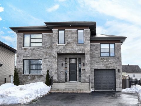 Superb modern house located in a sought-after family area, a stone's throw from the school and close to the train. Its large open area and 9-foot ceilings offer all the space you need. Ergonomic construction provides plenty of storage. *Open concept ...