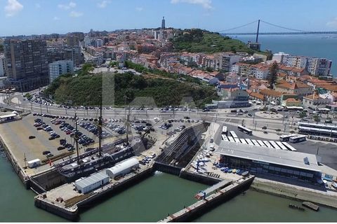 1 bedroom apartment inserted in a block of new apartments, with above average finishes. Ideal for investment, as it is 800 meters from the Cacilhas River Terminal, which facilitates access to the city of Lisbon by sea. This apartment consists of: Liv...