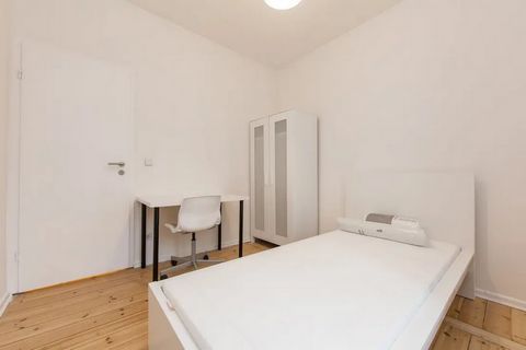 You like community, you are a woman, considerate and tidy, then you are right here. Cozy modern furnished room in a large fully equipped apartment in a new 4-women shared flat The apartment has 4 bedrooms, two bathrooms and a large kitchen for eating...