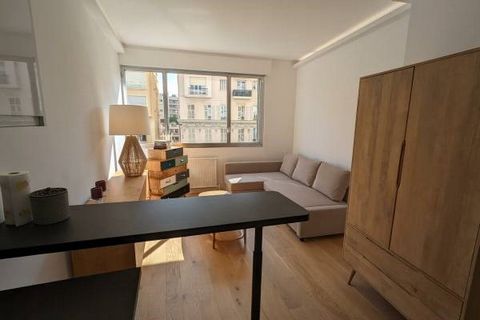 This apartment is located close to the center and a few minutes from the Lavotto beach via direct access by public elevator. This pleasant and sunny studio has been completely renovated with very beautiful materials (parquet floor, built-in spotlight...