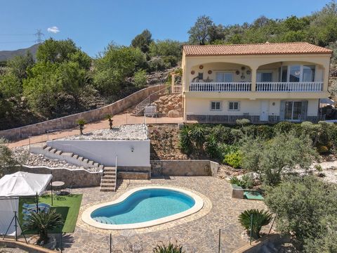 Immaculate Villa in the hills of Monda . Excellent Build Quality . Separate Accommodation . Big Open Views towards Málaga Bay . Mature manicured gardens . Garage . Privacy Sitting in an elevated position with panormic views of the andalucian countrys...