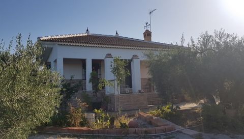 Esta es una bonita villa de campo ubicada a 5 minutos en coche de un pueblo andaluz muy popular; Hinojos. En el campo de Huelva y a menos de 45 minutos de las playas con bandera azul de la Costa de la Luz occidental. La casa se presenta en muy buenas...