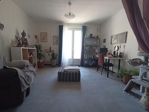 Investor Special Bright townhouse, without works, Sold RENTED. The house on 2 levels has: On the ground floor there is a living space, a separate toilet and an independent fitted and equipped kitchen. At the entrance, a relaxation area is set up. Ups...