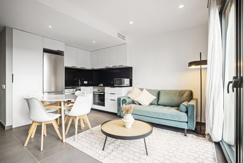 Este moderno apartamento está situado en la calle de Gutenberg, Barcelona en un edificio de construcción nueva. La combinación de detalles acogedores y modernos, así como el mobiliario, crean un ambiente encantador y a la vez hogareño en el apartamen...