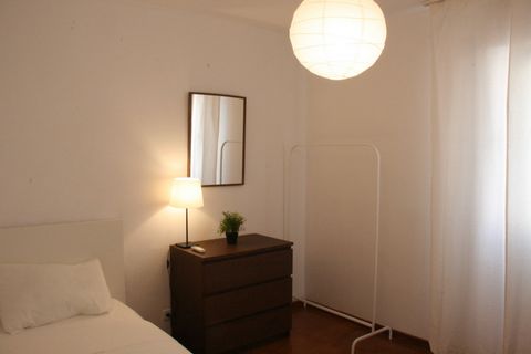 Chambre simple lumineuse dans un appartement de 3 chambres à proximité de la station de métro Campo Grande. Appartement avec 3 chambres simples avec lit double ou simple, toutes avec une fenêtre très lumineuse, commode, bureau, étagères, certaines av...