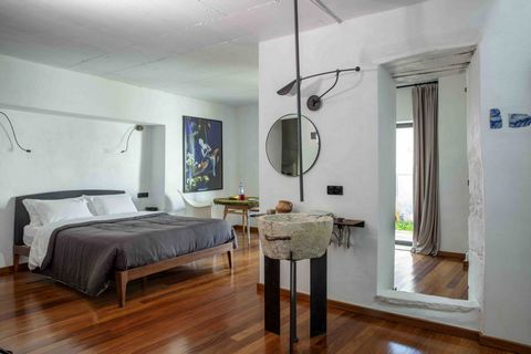 Dating back to 1845 the building was completely restored and refurbished into two rural chic master suites. Located in the historical center of the quiet small village of Moledo - Lourinhã, this suite has an independent access and an area of 60 squar...