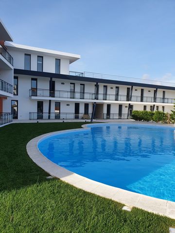 Ground floor apartment 2 years old with 2 bedrooms and 2 bathrooms. Includes private garage, balcony and access to the building pool. Totally equipped. Located 5 minutes from the beaches, 45 min from Lisbon and 20 minutes from Peniche.