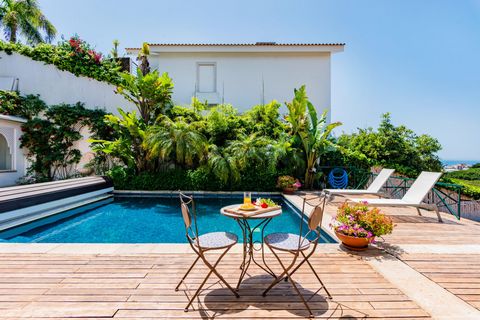 With two cozy bedrooms, a fully equipped kitchen and central heating, you'll feel right at home. Unwind by the shared swimming pool and lounge area, perfect for relaxing under the sun. Conveniently located near the beach, shops, and restaurants, Esto...