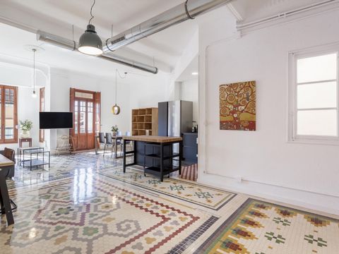 Spacious and stylish loft with an exceptional location at the Botanic district really close to the old town, the historic center of Valencia, just steps away from all major attractions and landmarks. Lots of restaurants and bars with sunny terraces a...