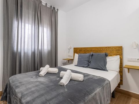 Bright apartment composed of one double bedrooms and one bathroom, located in a modern building, just few minutes walking from Plaza de la Merced.The flat is located on a first floor, accesible ONLY BY STAIRS. The main terrace does not belong to the ...