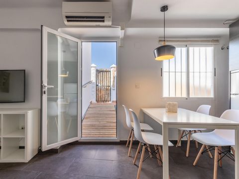 Bright apartment composed of two double bedrooms and two bathrooms, located in a modern building, just few minutes walking from Plaza de la Merced.The flat is located on a fifth floor, easily accessible with the lift entering from the main common ter...