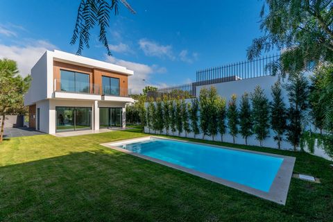 New villa with a surrounding garden and swimming pool, located in the village of Juzo, in an area with new villas. Inserted in a 424 sqm lot and with a total 351 sqm construction area, the villa is distributed as follows: Ground Floor: - Living and d...