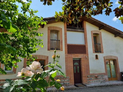 82170 Bessens 10 mins from Grisolles and 20 mins from Montauban Albasud Joel Diez de Theran exclusively offers you this completely renovated old farmhouse. In the center of the village, this residence of more than 150 sqm is located 3 minutes from Di...