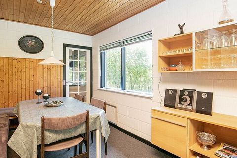 Ferienhaus auf großem Naturgrundstück, nur etwa 700 m vom Strandufer bei Ålbæk/Salling. Das Haus wurde 1969 erbaut und seither laufend instand gehalten. Es hat ein Wohnzimmer mit Holzofen und Essbereich sowie eine separate Küche, die u.a. mit Geschir...