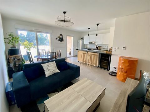Avignon - Apartment on the 1st floor with elevator, double living room and 2 bedrooms. This bright apartment is located in an eco-neighborhood, in a secure residence built in 2022. The apartment is sold with a garage and a private parking space. The ...