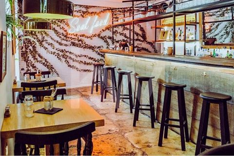 This exclusive restaurant, located just 100 meters from Jardim do Príncipe Real, is available for business transfer with an associated rent of €1000/month (7 years left in the contract).  With a prime location and a guaranteed clientele in a highly c...