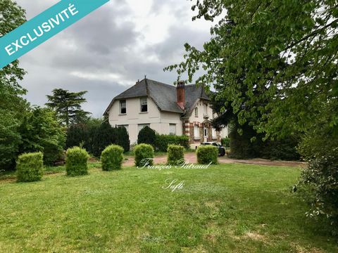 Center of Gien, only 1H40 from Paris by A6/ A77, discover this beautiful house of 290 m2, overlooking the Loire, built on a plot of 6450 m2 overlooking the castle, it consists as follows: an entrance by small living room with fireplace, a bedroom, a ...