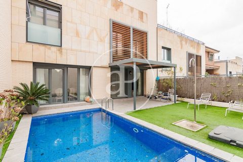 SEMI-DETACHED HOUSE WITH SWIMMING POOL, GARAGE, GYMNASIUM, COURTYARD AND TERRACE aProperties presents this magnificent villa of 439 m² that brings together the best in cutting-edge technology to guarantee a sustainable and ecological home. Equipped w...