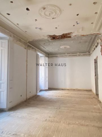 Walter Haus presents this impressive exterior apartment located in one of the most exclusive and quiet streets in Almagro. Located in a classic building with a doorman, this wonderful classic apartment stands out for its high ceilings of 3.20 meters ...