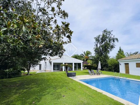 Lucas Fox presents this exclusive house in Bétera. The property has a comfortable layout on a single floor that houses all the rooms. The house is Mediterranean style with a spacious living-dining room and a fully equipped separate kitchen from where...