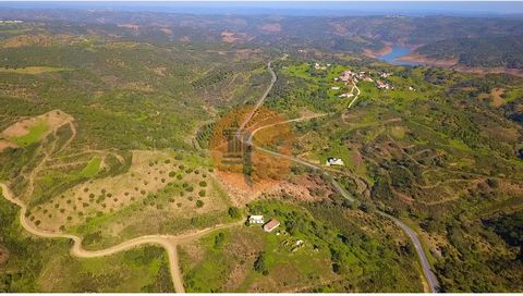 Rustikales Grundstück mit 11.000 m2, in der Nähe des Dorfes Alcarias Grandes in Azinhal - Castro Marim. Ruhiger Ort. in der Nähe des Bunk Dam. Gute Anbindung über asphaltierte Straße. Freie Sicht auf die Algarve-Berge. Land mit einigen Bäumen. Ausgez...