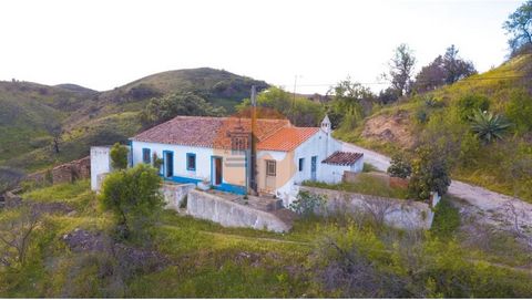 This single storey house in the charming Cortelha Located in the picturesque parish of Azinhal. A unique opportunity to create the refuge of your dreams. With a gross private area of 109m2 and a total deployment of 170m2, this residence offers a gene...