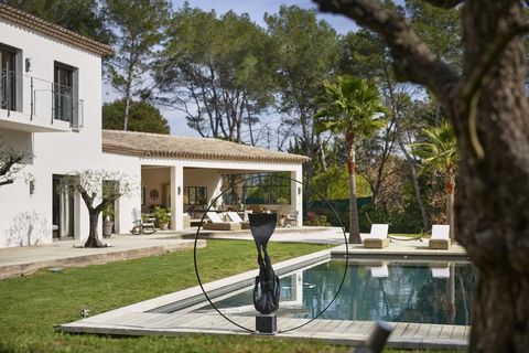 Situated in absolute peace and quiet in a gated estate, this splendid new contemporary bastide is a haven of peace nestling in the heart of a large 4,786 m2 park planted with fruit and olive trees.This elegant, tastefully-decorated 789 m2 bastide ben...