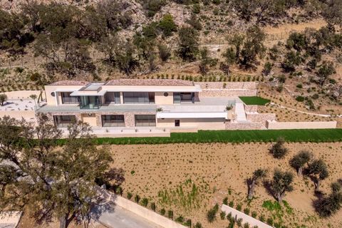 Nestled in the heart of the prestigious closed domain of Beauvallon Bartole, out of sight in an ultra-dominant position, beautiful new contemporary villa under construction with a panoramic view of the sea and the Gulf of Saint-Tropez.Built on two le...