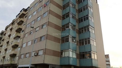 Apartamento T3 com uma área de 133 metros quadrados, localizado em S. Mamede de Infesta, em Matosinhos, distrito do Porto. Localizado em zona residencial consolidada, o imóvel fica próximo aos principais pontos de comércio, serviços, escolas e transp...