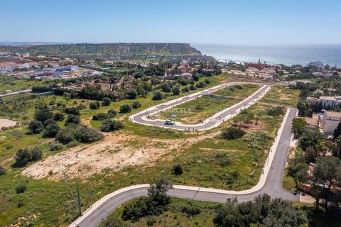 Located in Lagos. We present a truly extraordinary urban plot, perfectly situated with an approved project for the construction of a 3-story villa. Located in one of the most desired destinations in the Algarve, this plot offers stunning sea views an...