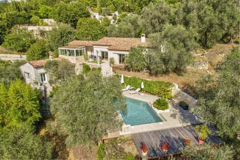 This magnificent property of 220m2 is nestled in the heart of a plot of 3580m2 decorated with 40 majestic olive trees. Ideally located, it enjoys unobstructed views of the surrounding hills, creating a peaceful and picturesque setting. The main villa...