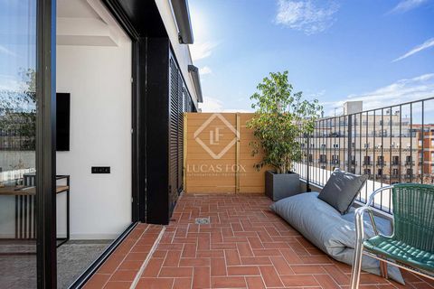 In the centre of Barcelona, in the right Eixample neighbourhood, we find this luxurious apartment, with all the amenities and services you may need. The apartment is located on the sought-after and recently renovated pedestrian street, Consell de Cen...