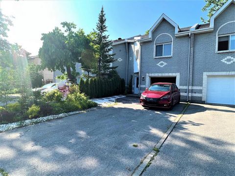 Magnificent two-storey townhouse located in Beaconsfield, close to all services and amenities, public transport, parks, schools, highways and much more! Very bright open concept house, composed of 4 bedrooms including 1 in the basement, a large patio...