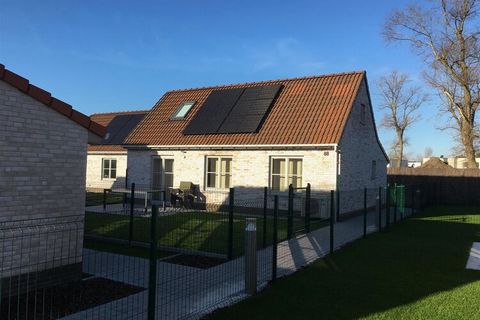 Charming holiday home in the Westhinder domain in Koksijde with 3 bedrooms for up to 6 people. Private parking and enclosed garden, ideal for a family with children. Equipped with every comfort, it is perfect for relaxing. Cozy living room with TV, W...