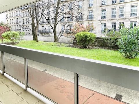 Paris XVI - PLACE DE MEXICO 3 ROOM APARTMENT WITH BALCONY OVERLOOKING QUIET AND BRIGHT GARDEN AT THE FOOT OF SHOPS - efficity, the agency that estimates your property online, offers this beautiful apartment located on rue des Belles Feuilles in the h...