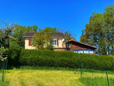 In a dominant position, quiet along a dead end road which serves only a second house, with spectacular views over the roofs of a small village (bakery, bar-restaurant, doctor, supermarket 8 km away, Brantome has 15 minutes) and on a classy Renaissanc...