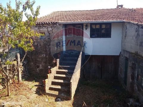 House for reconstruction located in the place of Tola, in Barbeita, 3 minutes from the national road and 5 minutes from the center of Monção. Close to beautiful river beaches, completely residential street and no exit. The house has 2 bedrooms, two l...