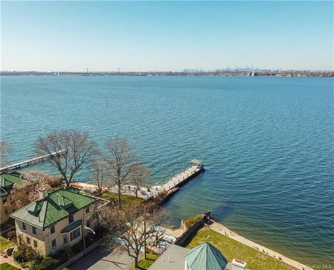 Stunning waterfront beauty on Eastchester Bay, City Island, with breathtaking views of Manhattan and the neighboring bridges. Easy access to boating, kayaking, swimming and fishing from a private pier and beach. The expansive terrace, patio and upper...
