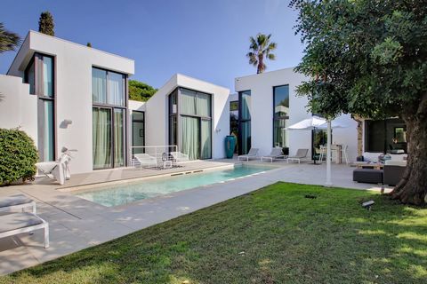 Tastefully decorated modern villa of 400 m2 with 5 bedrooms with charm and character a few meters with all the advantages of the village: Shops, Port beaches, schools... The property is organized over 3 levels with garden level rooms having a pretty ...