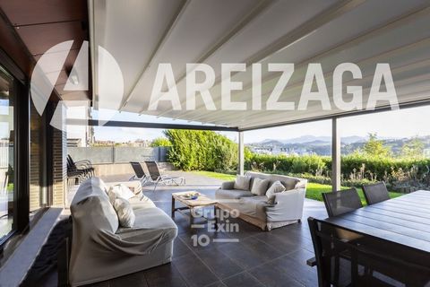 Areizaga Real Estate exclusive property.  House with everything you're looking for in a home; large garden and terrace facing south with unobstructed views. Spacious interior, closed garage, and top-quality materials. Located in an extremely qui...