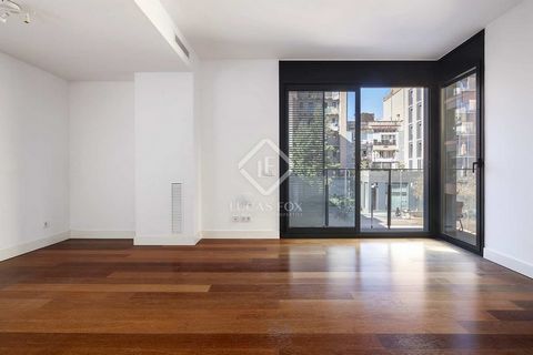 This property, which is located in a new build building from 2009 by the renowned developer Vertix, is located in the coveted neighbourhood of Gracia (Barcelona). Therefore, you will enjoy the authenticity and charm of this neighbourhood with all the...