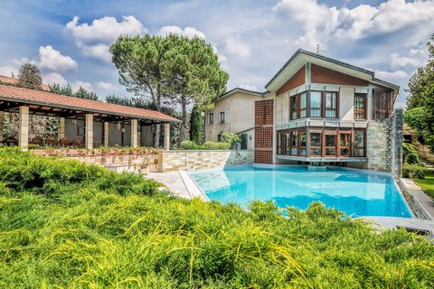 Crossing a magnificent stone archway, you will be greeted by a pretty little square overlooking the beautiful Lake Garda, where the two rustic houses, which we present to you with joy, stand. The sun-kissed stone walls catch the eye when one is not c...
