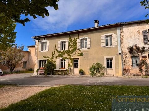 15 min South of BARBEZIEUX (16) - Village house, very old, of about 144 m2 of living space built on a plot of about 390 m2. Attached workshop of 45 m2 on the ground and garage. Facing the beautiful church, it has a very special charm. On the ground f...