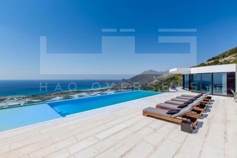 Jest to luksusowa willa na sprzedaż w Kissamos, Chania, Kreta, położona w miejscowości Falassarna. Całkowita powierzchnia mieszkalna willi wynosi 200 m2, oferując 3 sypialnie i 3 łazienki. Na parterze znajduje się przestronny salon/jadalnia z przepię...