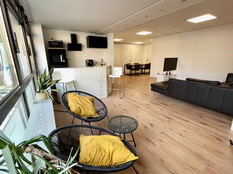 Welcome to our completely renovated, modern apartment with loft character in the heart of Schweinfurt city center! Decorated in stylish black, this spacious apartment offers an impressive open-plan living room with a modern black kitchen with breakfa...