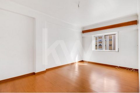 Located in a quiet area of Pontinha, this 85 m2 flat offers comfort and convenience. With two spacious bedrooms, it's perfect for couples or small families.   The building, built in 1990, has two lifts and the condominium is organised.  The location ...